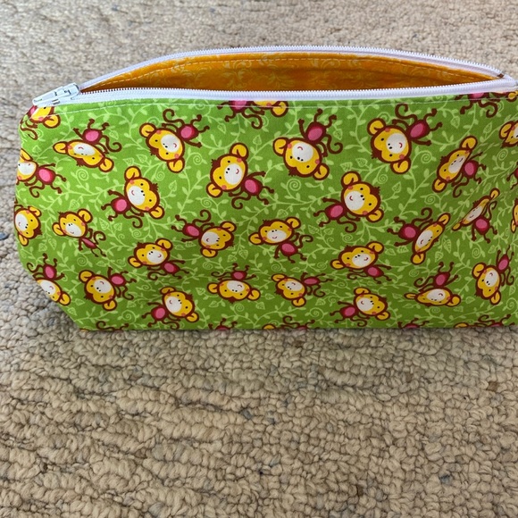 Cosmetic bag. Lines and zippered - Picture 1 of 3